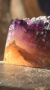 Améthyste Madagascar transparence Améthyste transparence, polie par des artisans de Madagascar.