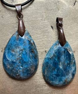 Apatite bleue Pendentifs Pendentifs Apatite bleue, bélière en cuivre rouge. Madagascar.