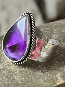 Bague en pierre naturelle d'Améthyste, artisans de Jaïpur. Bague ajustable.