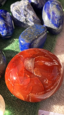 Minéraux naturels, galet de Cornaline et pierres roulées de Lapis-lazuli