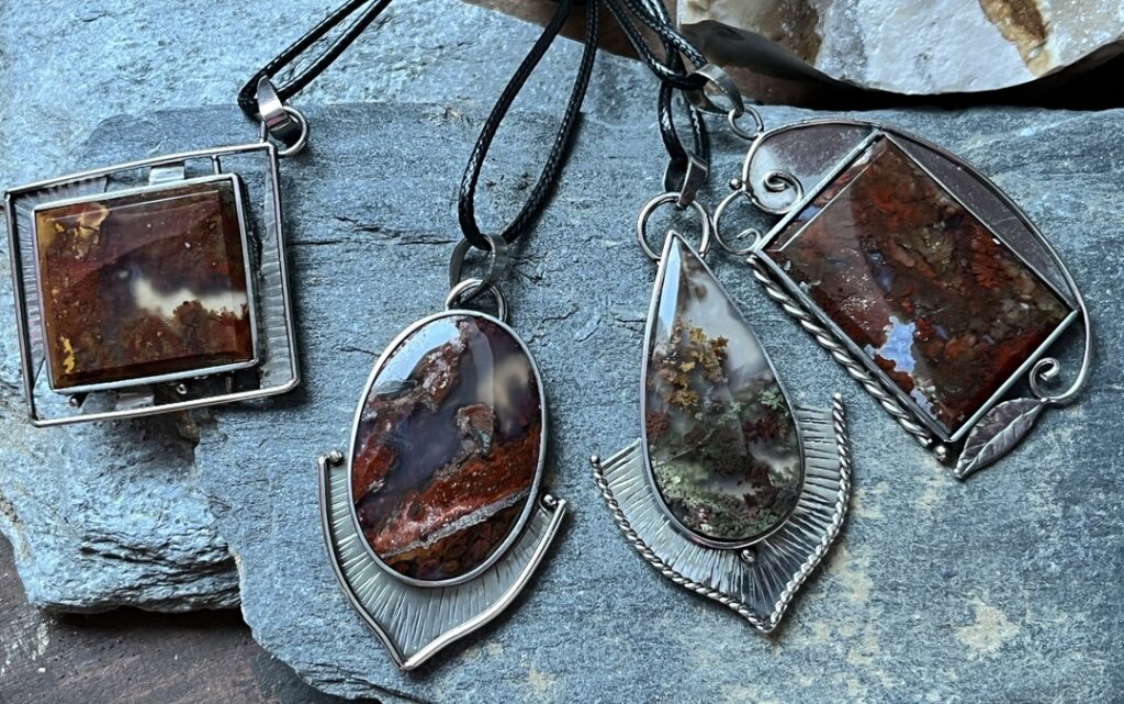 Pendentifs en Agate mousse et acier inoxydable, fabriqués par des artisans d'Indonésie. Pendentifs en Agate mousse et acier inoxydable, fabriqués par des artisans d'Indonésie.