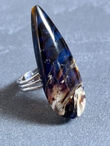 Bagues Blue-Grass Amber d'Indonésie. Le nec plus ultra de l'ambre à regarder dans la lumière du soleil. Bagues Blue-Grass Amber d'Indonésie. Le nec plus ultra de l'ambre à regarder dans la lumière du soleil.