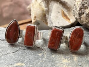 Bagues Jaspe rouge Bagues Jaspe rouge, fabriquées par des artisans de Jaïpur.