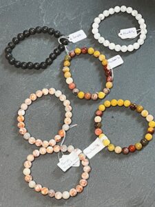 Bracelets en Mookaite, Jaspe rouge Picasso, Lave, Howlite. Bracelets en Mookaite, Jaspe rouge Picasso, Lave, Howlite.