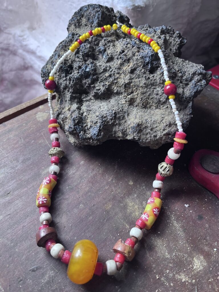 Collier perle Ambre Berbère, verre recyclé rouge, perles Millefiori anciennes, Bauxite ancienne. Collier perle Ambre Berbère, verre recyclé rouge, perles Millefiori anciennes, Bauxite ancienne.