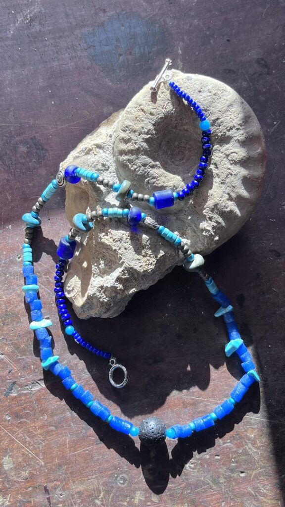 Collier en lave, perles anciennes de verre bleu recyclé d'Afrique de l'Ouest. Collier en lave, perles anciennes de verre bleu recyclé d'Afrique de l'Ouest.