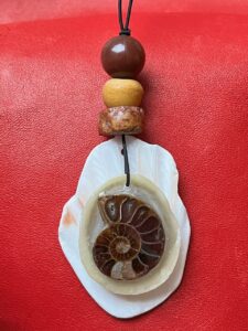 Création personnelle, ammonite, coquillage, perles africaines. Création personnelle, ammonite, coquillage, perles africaines.