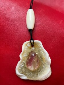 Création personnelle, huître, résine, sable, quartz, perle en ivoire ancien. Création personnelle, huître, résine, sable, quartz, perle en ivoire ancien.