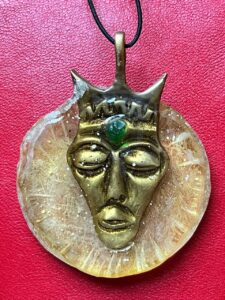 Création personnelle à partir d'un bronze africain, résine. Création personnelle à partir d'un bronze africain, résine.