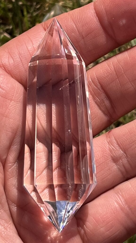 Cristal Vogel taillé selon la géométrie sacrée, deux polarités, 12 facettes, provenance des hautes altitudes de l'Himalaya. Cristal Vogel taillé selon la géométrie sacrée, deux polarités, 12 facettes, provenance des hautes altitudes de l'Himalaya.