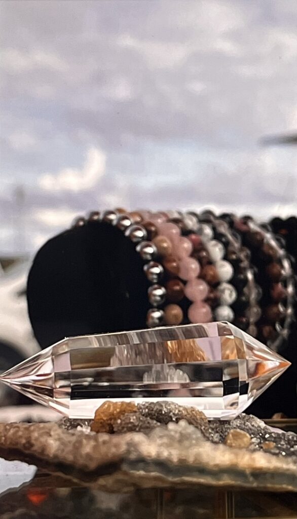 Cristal Vogel, taillé selon la géométrie sacrée, deux polarités, 12 facettes, provenance des hautes altitudes de l'Himalaya. Cristal Vogel, taillé selon la géométrie sacrée, deux polarités, 12 facettes, provenance des hautes altitudes de l'Himalaya.