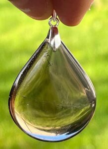 Pendentif en Cristal de quartz fumé, forme de goutte. Pendentif en Cristal de quartz fumé, en forme de goutte.