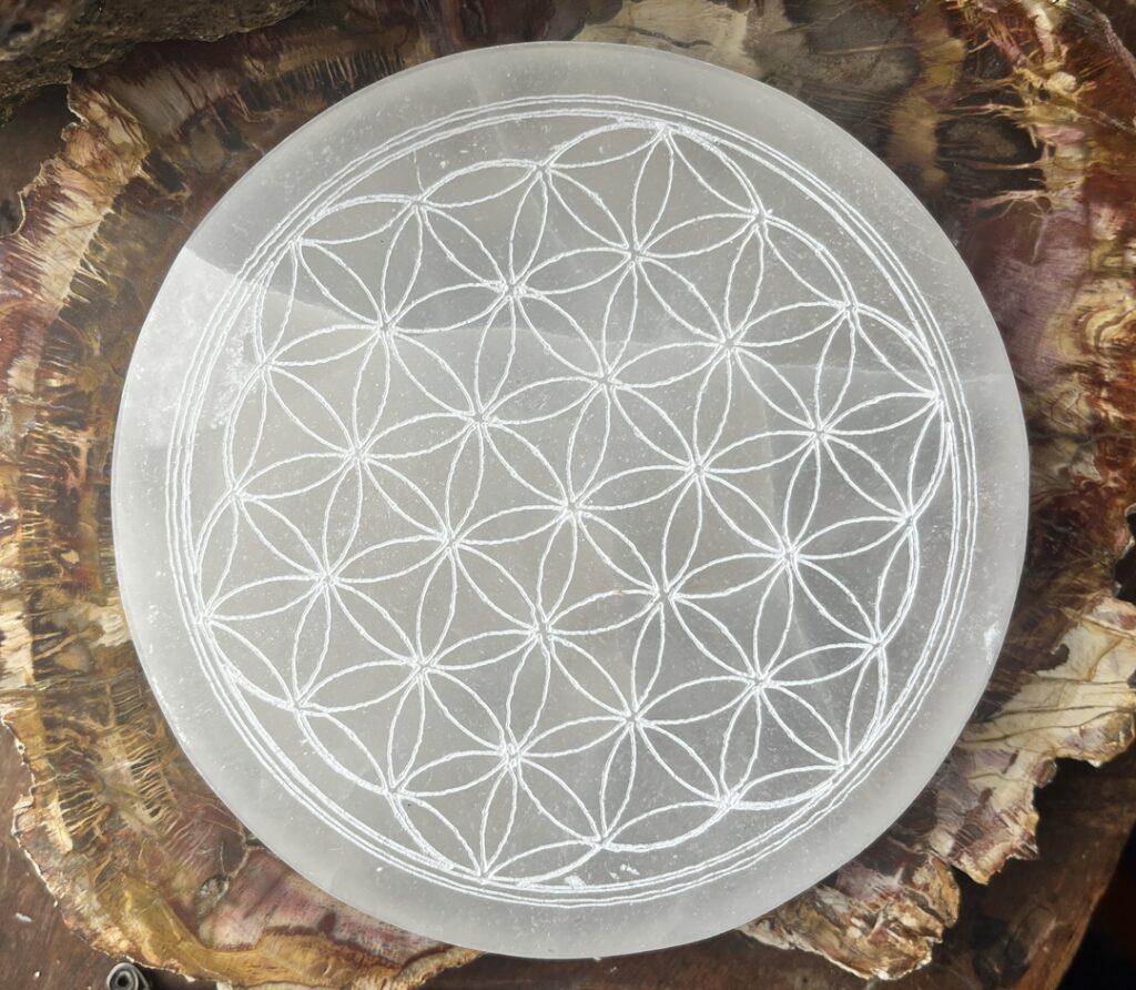 Fleur de Vie en Sélénite pure, région de Midelt dans le Moyen-Atlas, Maroc.