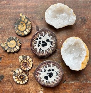 Géode de Quartz blanc, de Septaria, d'Ammonite en provenance du Maroc. Géode de Quartz blanc, de Septaria, d'Ammonite en provenance du Maroc.