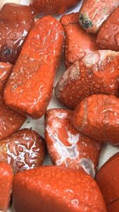 Jaspe rouge pierres roulées Pierres roulées en Jaspe rouge, Madagascar.