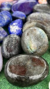 Labradorite galets Lapis-lazuli Galets de labradorite et Lapis-lazuli en pierres roulées, Madagascar