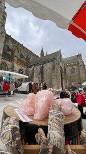 Marché St Pol de Léon Quarzt rose & Sauge blanche Privilégier et cultiver les liens autochtones sur les marchés locaux.
