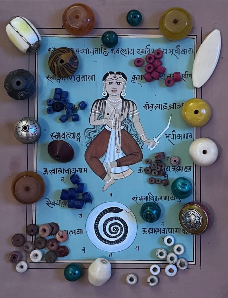 Peinture achetée sur un marché à Dharamsala en Inde en 2001. Artiste inconnu. Variété de perles. Peinture achetée sur un marché à Dharamsala en Inde en 2001. Artiste inconnu. Variété de perles.