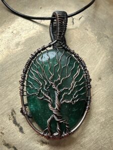 Pendentif en Jade et Arbre de vie en fil de cuivre. Pendentif en Jade et Arbre de vie en fil de cuivre.