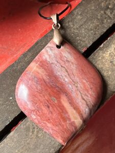 Pendentif en Jaspe rouge de Madagascar. Pendentif en Jaspe rouge de Madagascar.