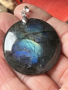 Pendentif en Labradorite de Madagascar. Pendentif en Labradorite de Madagascar.