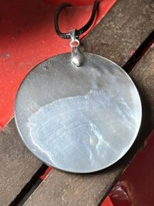 Pendentif en Nacre noire de Tahiti. Pendentif en Nacre noire de Tahiti.