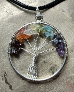 Pendentif arbre de vie, minéraux naturels. Pendentif arbre de vie, minéraux naturels.