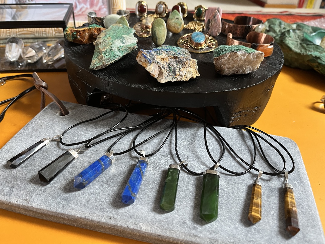 Pendentifs Afghans et pierres brutes Chrysocolle Malachite.