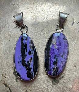 Pendentifs en Charoite. Pendentifs en Charoite.