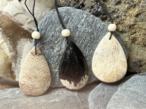 Pendentifs en Corail fossilisé et racines de palme d'Indonésie. Pendentifs en Corail fossilisé et racines de palme d'Indonésie.