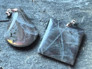 Pendentifs en Labradorite violette de Madagascar. Pendentifs en Labradorite violette de Madagascar.