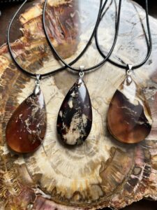 Pendentifs Zebra-Grass Amber d'Indonésie. Pendentifs Zebra-Grass Amber d'Indonésie.