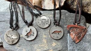 Pendentifs étain Animaux Pendentifs étain animaux, fabriqués par artisans de Jaïpur.