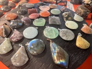 Stand au Salon des minéraux, pendentifs en pierres