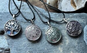 Pendentis pierres fleur de vie Pendentis pierres fleur de vie en pierres naturelles, Lapis-lazuli, Quartz rose, Aventurine verte, Améthyste