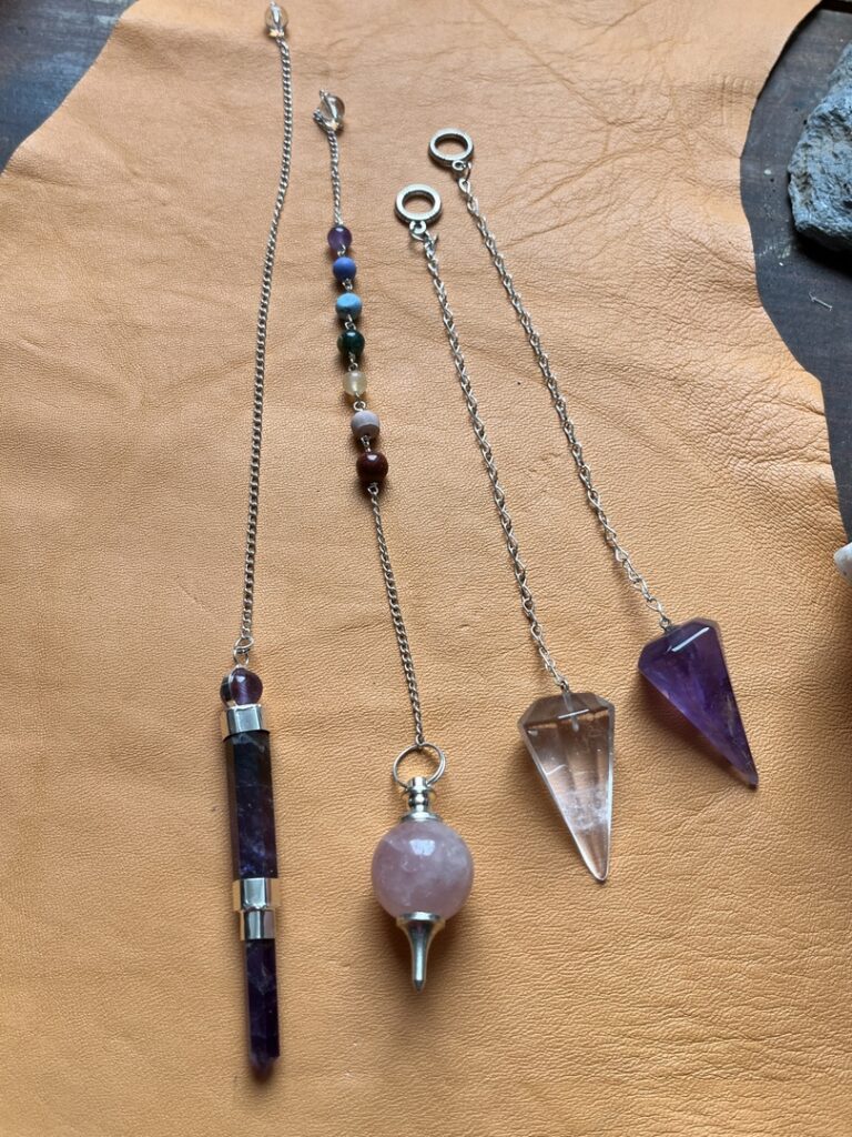 Pendules en Améthyste, Quartz, Quartz rose. Pendules en Améthyste, Quartz, Quartz rose.