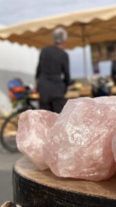 Quarzt rose brut Marché Roscoff Quarzt rose brut en blocs sur le marché Roscoff.