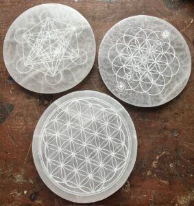 Recharges de Sélénite en provenance du Maroc. Diamètre de 12 cms. Recharges de Sélénite en provenance du Maroc. Diamètre de 12 cms.