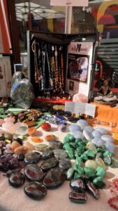 Stand pierres polies Privilégier et cultiver les liens autochtones sur les marchés locaux.