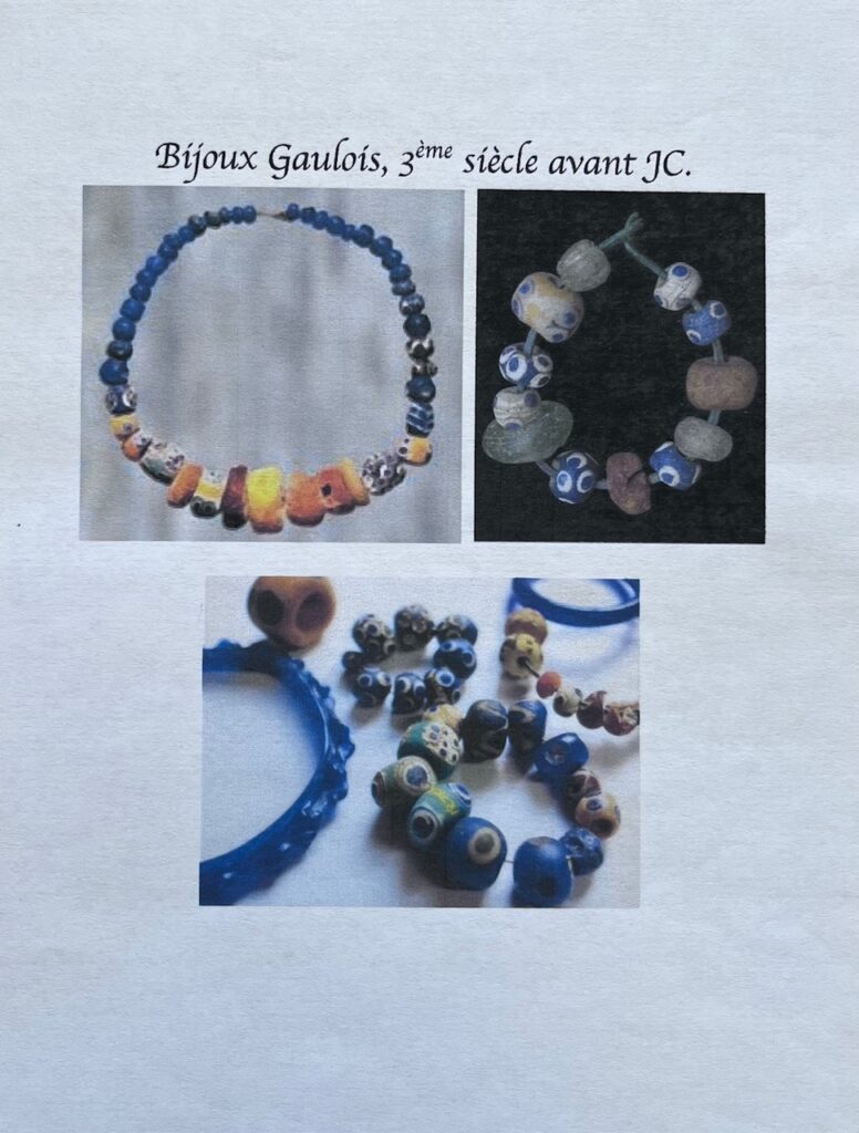 Perles et bijoux gaulois, 3ème siècle avant J.C; photos du livre "Bling-bling, le verre gaulois s'affiche" sous la direction de Joëlle Rolland. Perles et bijoux gaulois, 3ème siècle avant J.C; photos du livre "Bling-bling, le verre gaulois s'affiche" sous la direction de Joëlle Rolland.