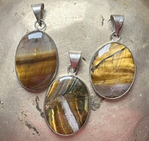 Pendentifs en Oeil de tigre d'Afrique du Sud. Pendentifs en Oeil de tigre d'Afrique du Sud.